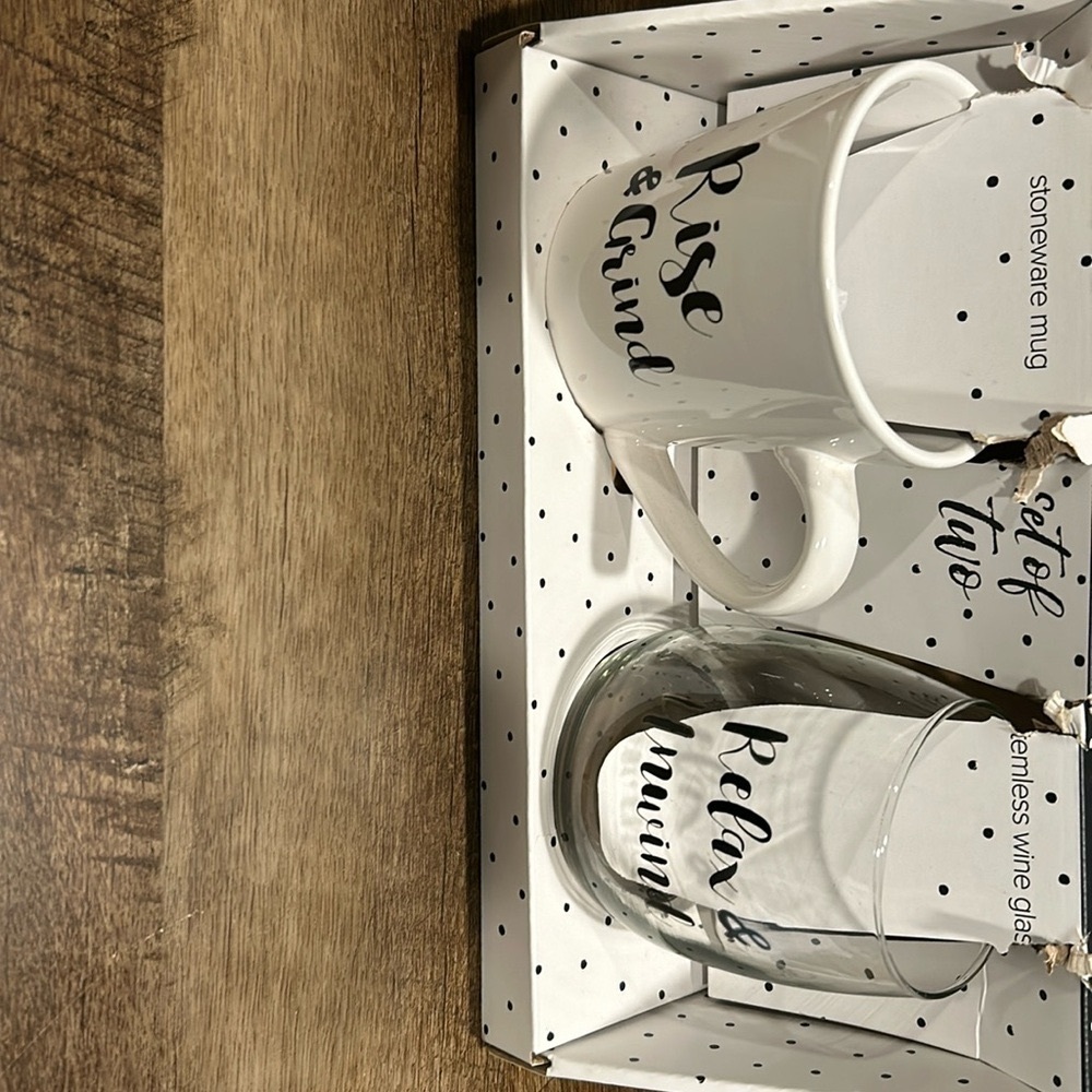 Set of dishware - Picture 2 of 4
